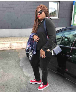 Stella Dimokokorkus shares full pictures