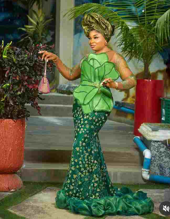 Gorgeous Asoebi Styles from Actress Eve Esin's Traditional Wedding